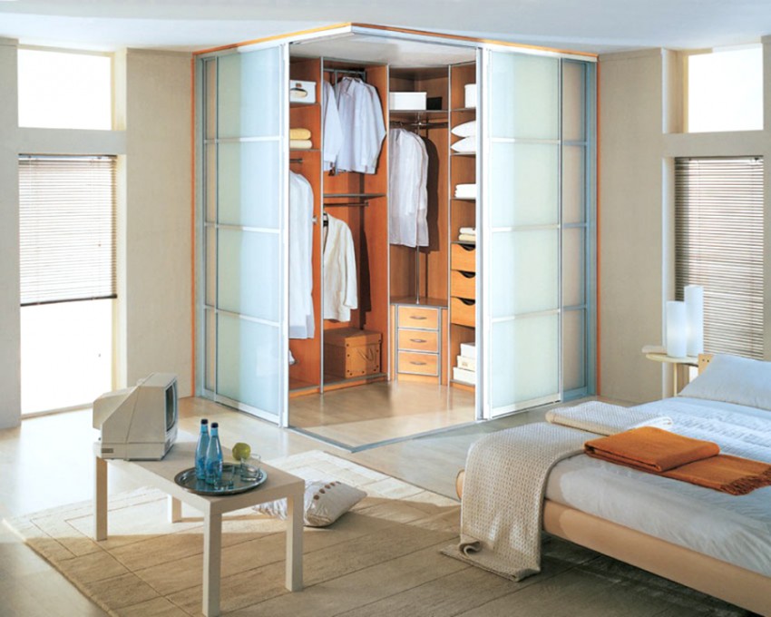Гардеробная в спальне - инструкции по оформлению и обустройству угловых и встроенных в интерьере гардеробных