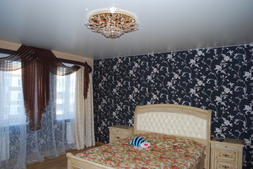 Натяжной потолок в спальне: простые и оригинальные варианты оформления (85 фото)