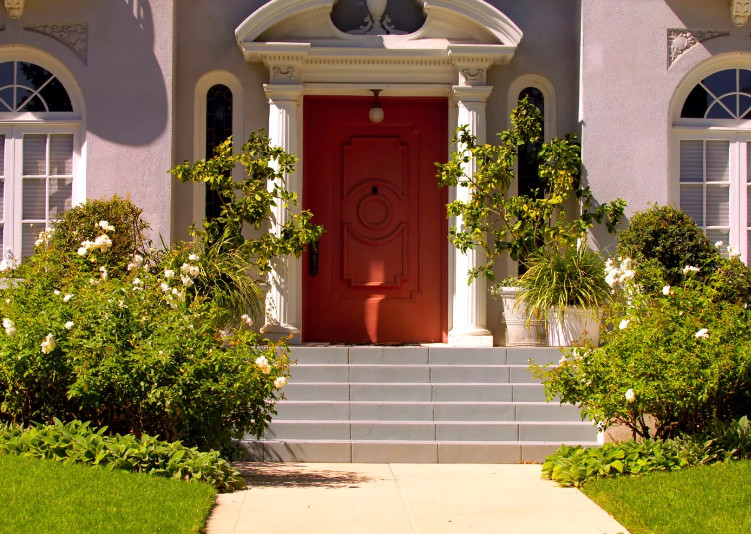 10 лучших цветов для входной двери в дом