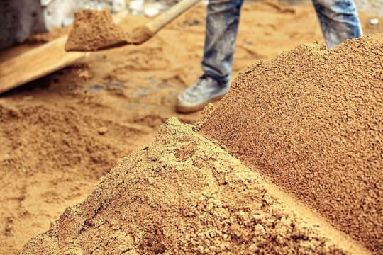 Как и где применяется строительный песок